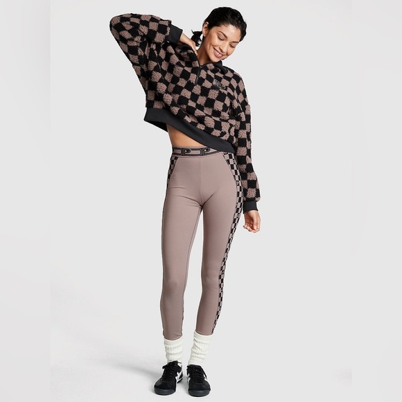 PINK Victoria Secret COZY FLEECE HALF-ZIP
PULLOVER NWT‼️FINAL SALE - Picture 1 of 4